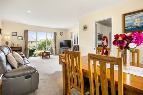 Photo of property in 2 Gendo Avenue, Henderson, Auckland, 0612