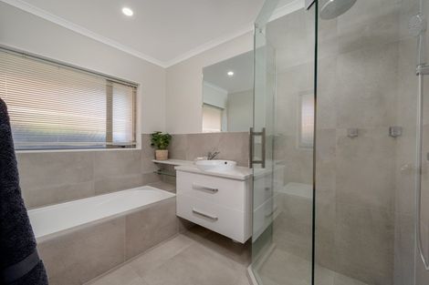 Photo of property in 26 Gillett Place, Botany Downs, Auckland, 2014