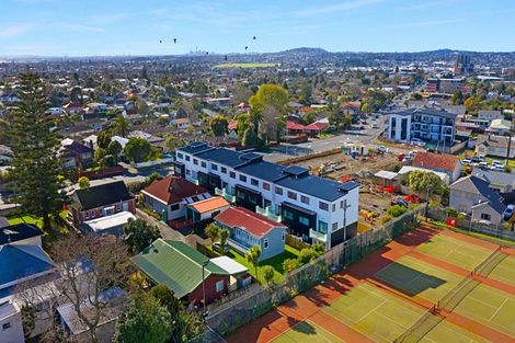 Photo of property in 2/3238 Great North Road, New Lynn, Auckland, 0600