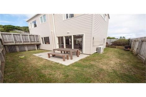 Photo of property in 40c Ruskin Road, Newlands, Wellington, 6037