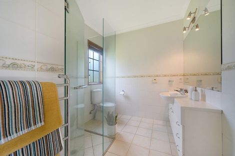 Photo of property in 3 Napuka Road, Henderson Valley, Auckland, 0612