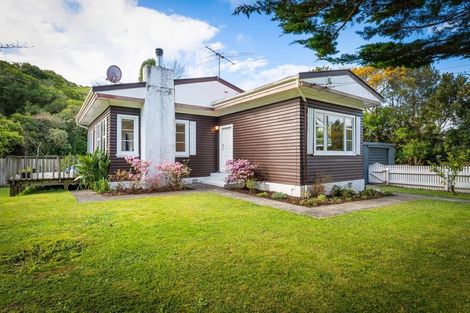 Photo of property in 52 The Drive, Tawa, Wellington, 5028