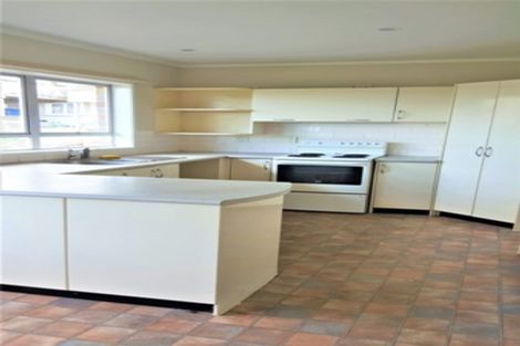 Photo of property in 53 Onewa Road, Northcote, Auckland, 0627