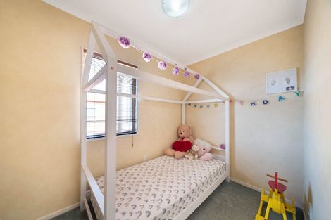 Photo of property in 10 Dainton Place, New Lynn, Auckland, 0600