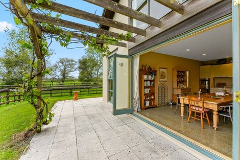 Photo of property in 744 Waitakere Road, Kumeu, 0891