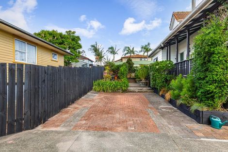 Photo of property in 18 Ashbourne Place, Glendene, Auckland, 0602