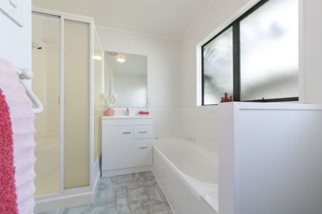 Photo of property in 4 Wyatt Place, Glendene, Auckland, 0602