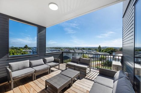Photo of property in 2/8 Bennett Road, Pakuranga, Auckland, 2010