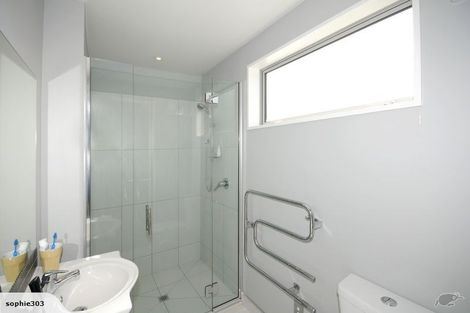 Photo of property in 128 Holly Road, St Albans, Christchurch, 8014