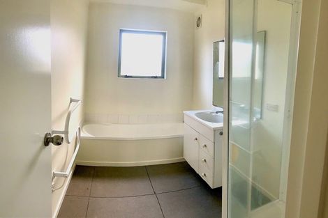 Photo of property in 30 Loughanure Place, Massey, Auckland, 0614