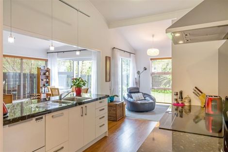 Photo of property in 31 Oteha Valley Road, Northcross, Auckland, 0632