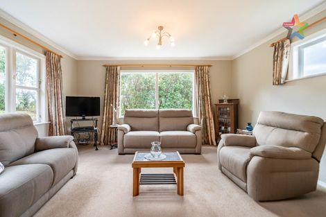 Photo of property in 64 Glanmire Road, Newlands, Wellington, 6037