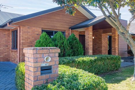 Photo of property in 2 Shiraz Place, Rototuna, Hamilton, 3210