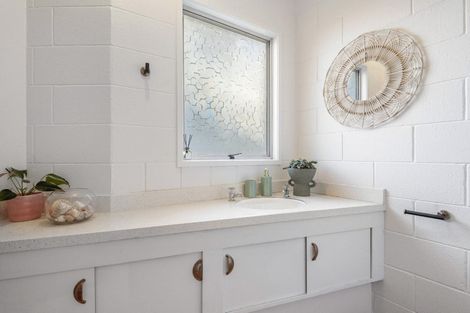 Photo of property in 1/92 Lake Road, Northcote, Auckland, 0627