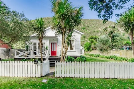 Photo of property in 10 Tilley Road, Paekakariki, 5034