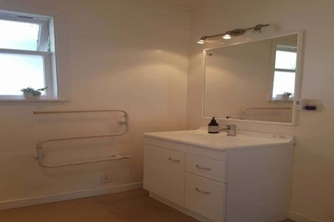 Photo of property in 15 Lyndfield Lane, Newlands, Wellington, 6037