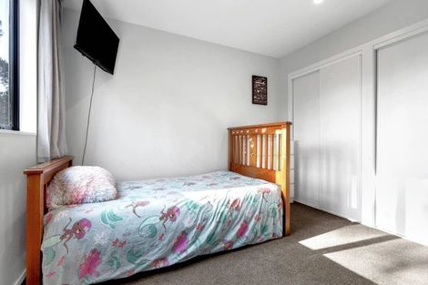 Photo of property in 27 Tokai Place, Glen Eden, 0602