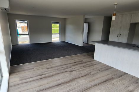 Photo of property in 17 Rewarewa Way, Timberlea, Upper Hutt, 5018