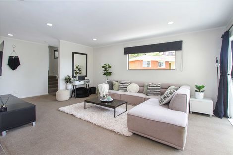 Photo of property in 1/27 Sovereign Place, Glenfield, Auckland, 0629