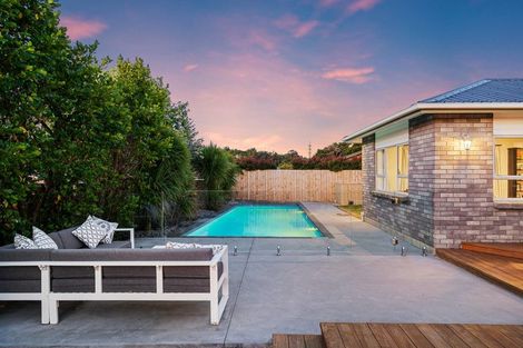 Photo of property in 8 Rarahu Place, The Gardens, Auckland, 2105