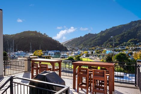 Photo of property in 15 Wellington Street, Picton, 7220