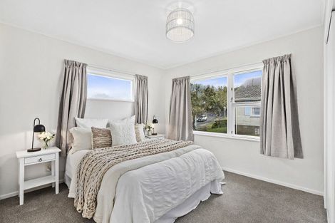 Photo of property in 16 Stewart Drive, Newlands, Wellington, 6037