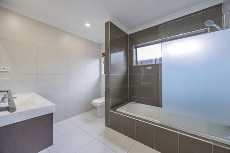 Photo of property in 56 Lothian Brae, Wattle Downs, Auckland, 2103