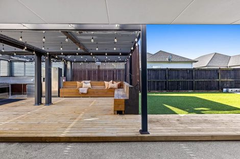 Photo of property in 14 Sir Lincoln Drive, Kumeu, 0810