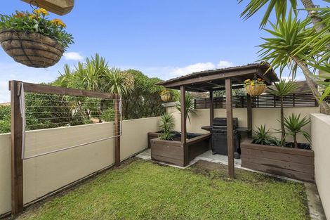 Photo of property in 2 Metzenthin Close, Raumati South, Paraparaumu, 5032