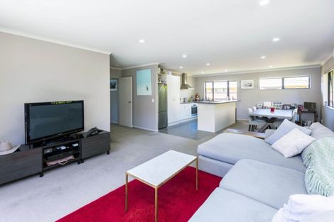 Photo of property in 6 Mcewen Crescent, Riverstone Terraces, Upper Hutt, 5018