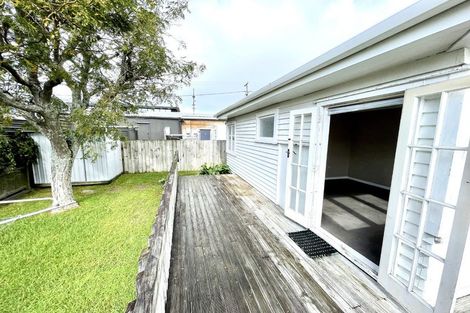 Photo of property in 1 Garadice Road, Rothesay Bay, Auckland, 0630