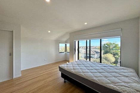 Photo of property in 523f Pakuranga Road, Howick, Auckland, 2010