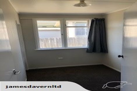 Photo of property in 6 Taipari Road, Te Atatu Peninsula, Auckland, 0610