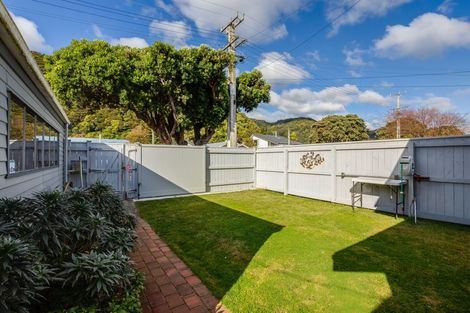 Photo of property in 64 Oroua Street, Eastbourne, Lower Hutt, 5013