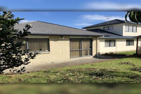 Photo of property in 16 Ewhurst Place, Goodwood Heights, Auckland, 2105