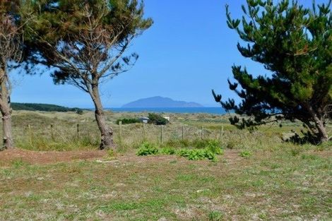 Photo of property in 24 Uxbridge Terrace, Waikawa Beach, Levin, 5573