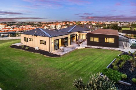 Photo of property in 7 Laguna Place, Matakatia, Whangaparaoa, 0930
