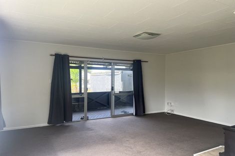 Photo of property in 9 Bishop Street, Green Bay, Auckland, 0604
