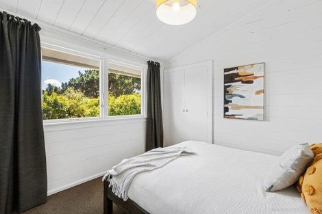 Photo of property in 15 Dunmail Way, Newlands, Wellington, 6037