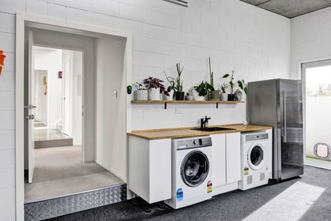 Photo of property in 2/5 Beach Street, Fitzroy, New Plymouth, 4312