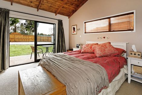 Photo of property in 1 South Lynn Road, Titirangi, Auckland, 0604