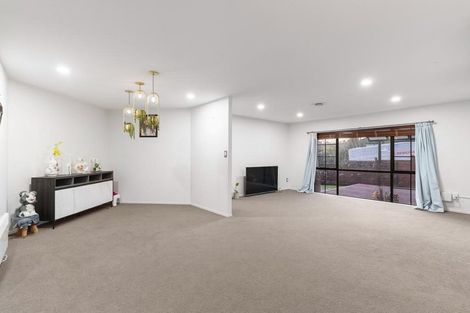 Photo of property in 30 Hercules Drive, Henderson, Auckland, 0612