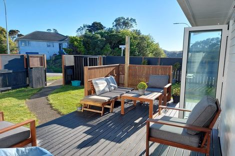 Photo of property in 39 Stewart Drive, Newlands, Wellington, 6037