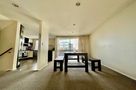 Photo of property in 14/6 Islington Avenue, New Lynn, Auckland, 0600