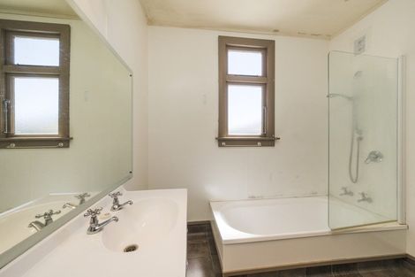 Photo of property in 629 Featherston Street, Roslyn, Palmerston North, 4414