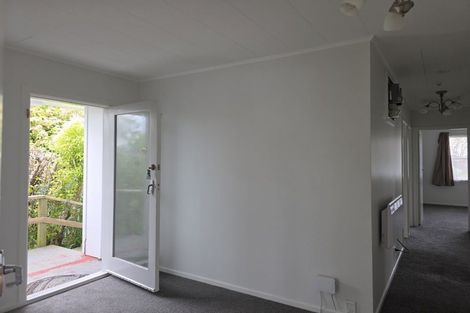 Photo of property in 2 Alder Place, Newlands, Wellington, 6037