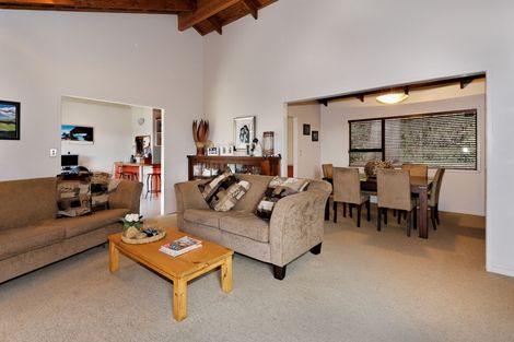 Photo of property in 1 South Lynn Road, Titirangi, Auckland, 0604