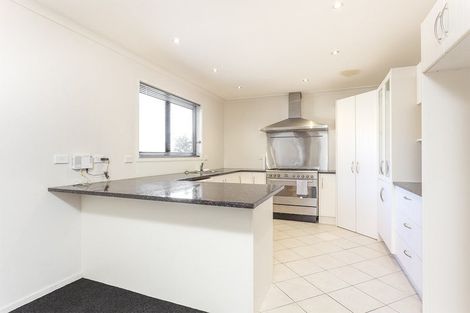 Photo of property in 4 Cliff View Drive, Green Bay, Auckland, 0604