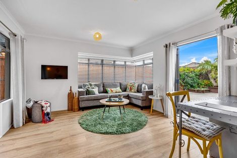 Photo of property in 11 Huntaway Lane, Te Atatu Peninsula, Auckland, 0610