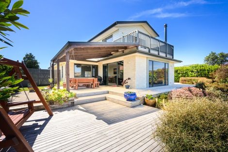 Photo of property in 70 Pacific Drive, Fitzherbert, Palmerston North, 4410